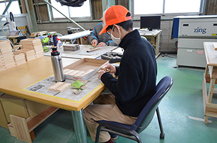 木工製品加工の様子